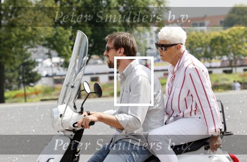 Rotterdam 18 juli 2020
Mattie Valk en zijn moeder op de scooter en bij zijn huis/ appartement