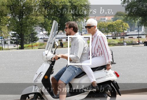 Rotterdam 18 juli 2020
Mattie Valk en zijn moeder op de scooter en bij zijn huis/ appartement