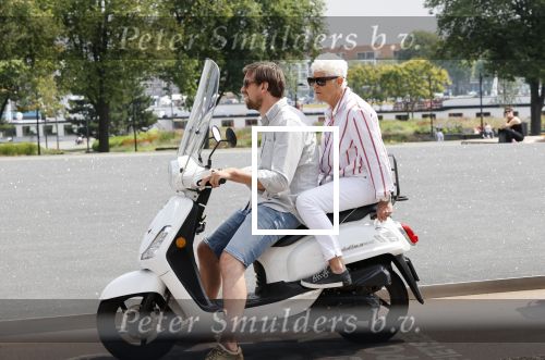Rotterdam 18 juli 2020
Mattie Valk en zijn moeder op de scooter en bij zijn huis/ appartement