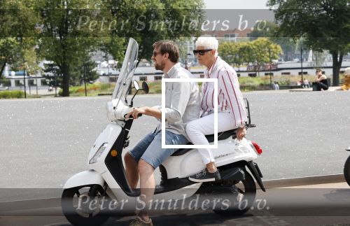 Rotterdam 18 juli 2020
Mattie Valk en zijn moeder op de scooter en bij zijn huis/ appartement