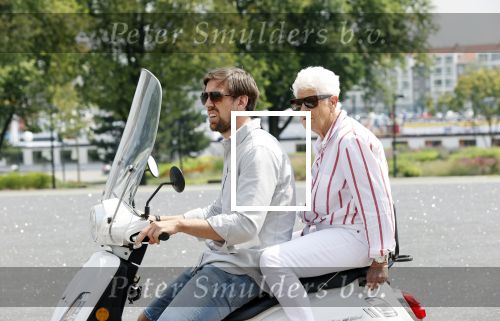 Rotterdam 18 juli 2020
Mattie Valk en zijn moeder op de scooter en bij zijn huis/ appartement