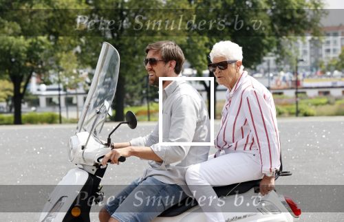 Rotterdam 18 juli 2020
Mattie Valk en zijn moeder op de scooter en bij zijn huis/ appartement