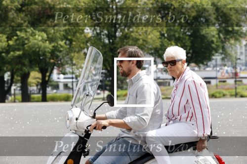 Rotterdam 18 juli 2020
Mattie Valk en zijn moeder op de scooter en bij zijn huis/ appartement
