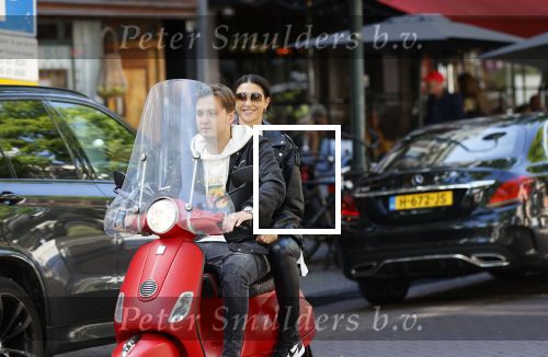 Amsterdam 10 juli 2020
Maxim Froger met zijn vriedndin Shayna Senior op hun bespa scooter