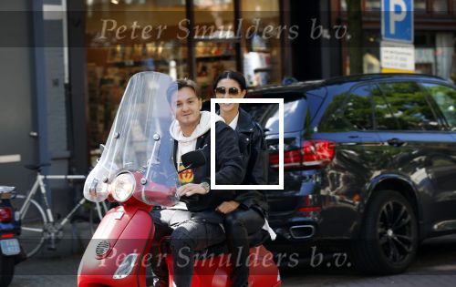Amsterdam 10 juli 2020
Maxim Froger met zijn vriedndin Shayna Senior op hun bespa scooter