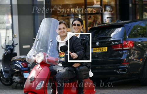 Amsterdam 10 juli 2020
Maxim Froger met zijn vriedndin Shayna Senior op hun bespa scooter