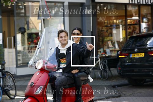 Amsterdam 10 juli 2020
Maxim Froger met zijn vriedndin Shayna Senior op hun bespa scooter