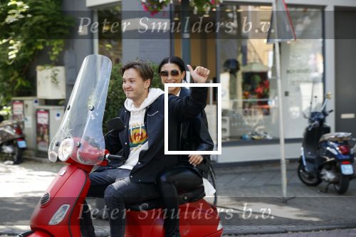 Amsterdam 10 juli 2020
Maxim Froger met zijn vriedndin Shayna Senior op hun bespa scooter