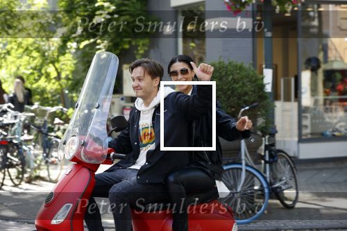 Amsterdam 10 juli 2020
Maxim Froger met zijn vriedndin Shayna Senior op hun bespa scooter