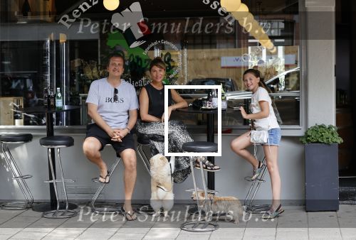 Amsterdam 19 juli 2020
Quincy Schellevis met zijn vrouw en dochter op terras bij Renzo in Amsterdam zuid