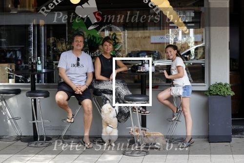 Amsterdam 19 juli 2020
Quincy Schellevis met zijn vrouw en dochter op terras bij Renzo in Amsterdam zuid