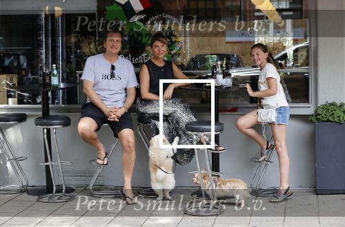 Amsterdam 19 juli 2020
Quincy Schellevis met zijn vrouw en dochter op terras bij Renzo in Amsterdam zuid