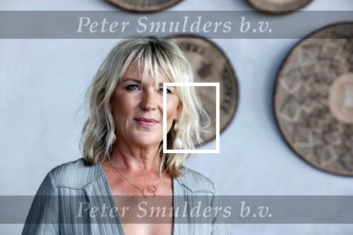 Bloemendaal 2 juli 2020
Boekpresentatie Saskia Noort . Danny Vera kreeg het eerste exemplaar.
Danny zijn zwangere vrouw Escha Tanihatu