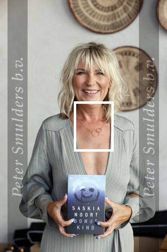 Bloemendaal 2 juli 2020
Boekpresentatie Saskia Noort . Danny Vera kreeg het eerste exemplaar.
Danny zijn zwangere vrouw Escha Tanihatu
