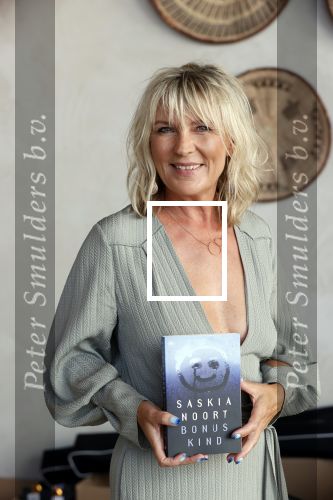 Bloemendaal 2 juli 2020
Boekpresentatie Saskia Noort . Danny Vera kreeg het eerste exemplaar.
Danny zijn zwangere vrouw Escha Tanihatu