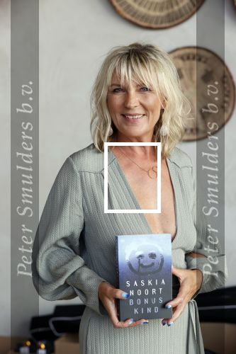 Bloemendaal 2 juli 2020
Boekpresentatie Saskia Noort . Danny Vera kreeg het eerste exemplaar.
Danny zijn zwangere vrouw Escha Tanihatu