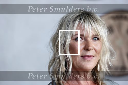 Bloemendaal 2 juli 2020
Boekpresentatie Saskia Noort . Danny Vera kreeg het eerste exemplaar.
Danny zijn zwangere vrouw Escha Tanihatu