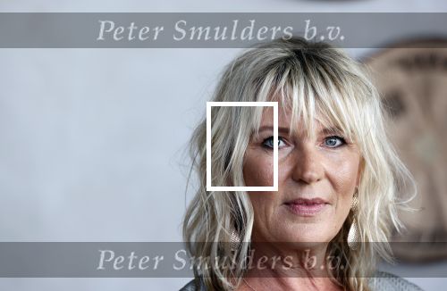 Bloemendaal 2 juli 2020
Boekpresentatie Saskia Noort . Danny Vera kreeg het eerste exemplaar.
Danny zijn zwangere vrouw Escha Tanihatu