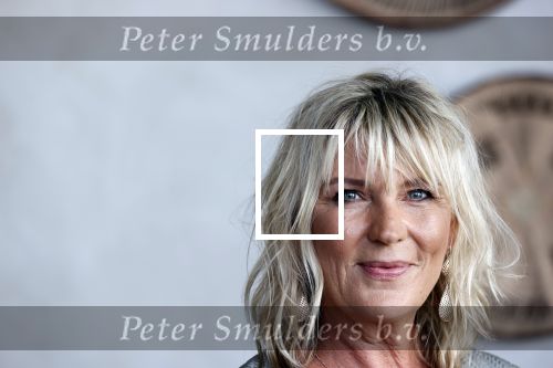 Bloemendaal 2 juli 2020
Boekpresentatie Saskia Noort . Danny Vera kreeg het eerste exemplaar.
Danny zijn zwangere vrouw Escha Tanihatu
