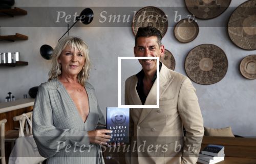 Bloemendaal 2 juli 2020
Boekpresentatie Saskia Noort . Danny Vera kreeg het eerste exemplaar.
Danny zijn zwangere vrouw Escha Tanihatu