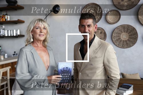 Bloemendaal 2 juli 2020
Boekpresentatie Saskia Noort . Danny Vera kreeg het eerste exemplaar.
Danny zijn zwangere vrouw Escha Tanihatu