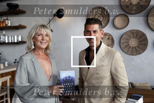 Bloemendaal 2 juli 2020
Boekpresentatie Saskia Noort . Danny Vera kreeg het eerste exemplaar.
Danny zijn zwangere vrouw Escha Tanihatu