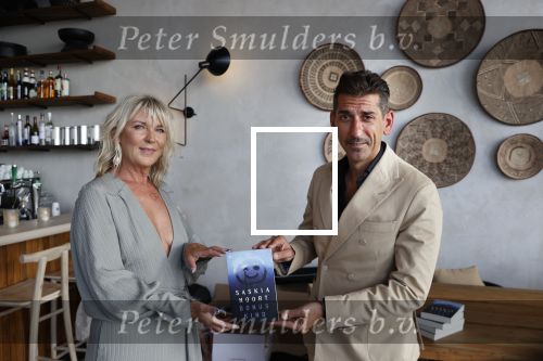Bloemendaal 2 juli 2020
Boekpresentatie Saskia Noort . Danny Vera kreeg het eerste exemplaar.
Danny zijn zwangere vrouw Escha Tanihatu