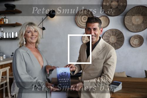 Bloemendaal 2 juli 2020
Boekpresentatie Saskia Noort . Danny Vera kreeg het eerste exemplaar.
Danny zijn zwangere vrouw Escha Tanihatu