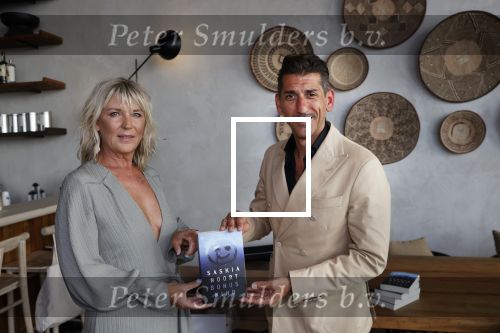 Bloemendaal 2 juli 2020
Boekpresentatie Saskia Noort . Danny Vera kreeg het eerste exemplaar.
Danny zijn zwangere vrouw Escha Tanihatu