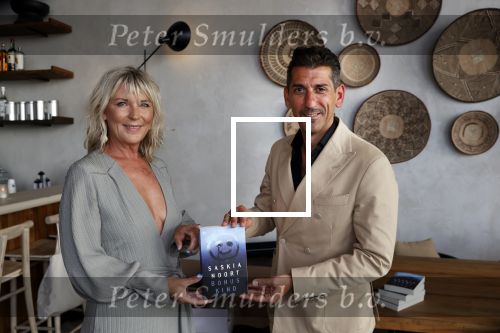 Bloemendaal 2 juli 2020
Boekpresentatie Saskia Noort . Danny Vera kreeg het eerste exemplaar.
Danny zijn zwangere vrouw Escha Tanihatu