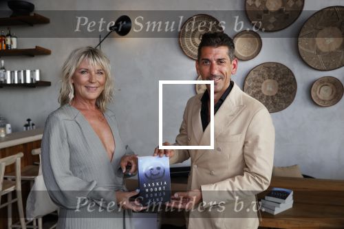 Bloemendaal 2 juli 2020
Boekpresentatie Saskia Noort . Danny Vera kreeg het eerste exemplaar.
Danny zijn zwangere vrouw Escha Tanihatu