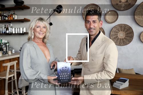 Bloemendaal 2 juli 2020
Boekpresentatie Saskia Noort . Danny Vera kreeg het eerste exemplaar.
Danny zijn zwangere vrouw Escha Tanihatu
