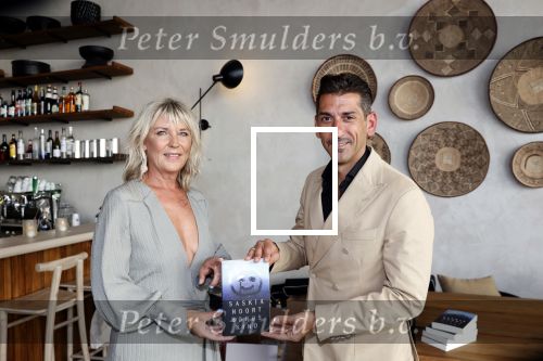 Bloemendaal 2 juli 2020
Boekpresentatie Saskia Noort . Danny Vera kreeg het eerste exemplaar.
Danny zijn zwangere vrouw Escha Tanihatu