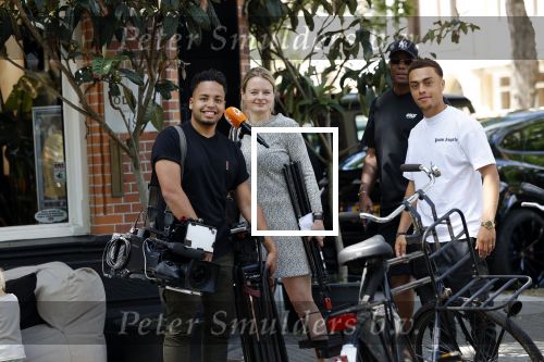 Amsterdam 20 juni 2020
sergino Dest met zijn manager Anthony Vos en een ploeg van RTL Boulevard op de cornelis schuytstraat