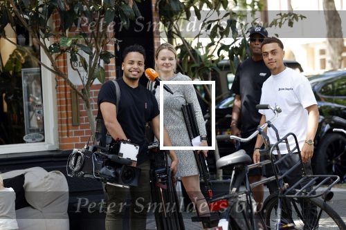 Amsterdam 20 juni 2020
sergino Dest met zijn manager Anthony Vos en een ploeg van RTL Boulevard op de cornelis schuytstraat