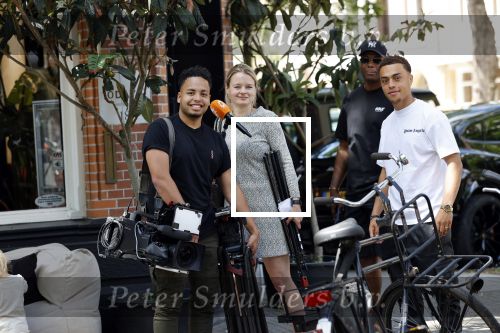 Amsterdam 20 juni 2020
sergino Dest met zijn manager Anthony Vos en een ploeg van RTL Boulevard op de cornelis schuytstraat