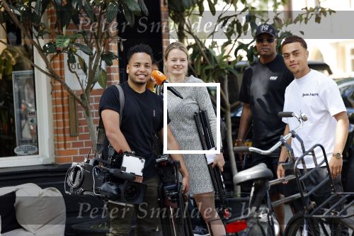 Amsterdam 20 juni 2020
sergino Dest met zijn manager Anthony Vos en een ploeg van RTL Boulevard op de cornelis schuytstraat