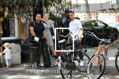 Amsterdam 20 juni 2020
sergino Dest met zijn manager Anthony Vos en een ploeg van RTL Boulevard op de cornelis schuytstraat