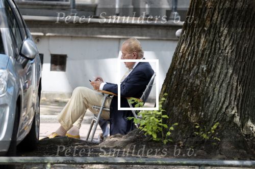 Amsterdam 20 juni 2020
Theo Hiddema op zijn klapstoel met mobieltje en koffietje zittend voor zijn huis