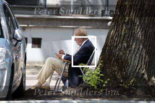 Amsterdam 20 juni 2020
Theo Hiddema op zijn klapstoel met mobieltje en koffietje zittend voor zijn huis