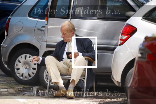 Amsterdam 20 juni 2020
Theo Hiddema op zijn klapstoel met mobieltje en koffietje zittend voor zijn huis