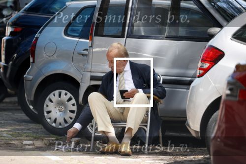 Amsterdam 20 juni 2020
Theo Hiddema op zijn klapstoel met mobieltje en koffietje zittend voor zijn huis