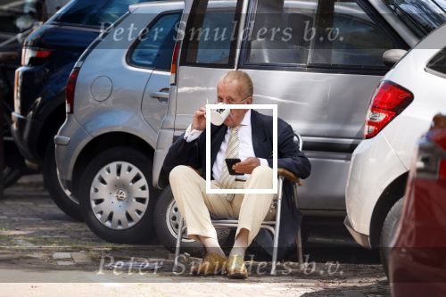 Amsterdam 20 juni 2020
Theo Hiddema op zijn klapstoel met mobieltje en koffietje zittend voor zijn huis