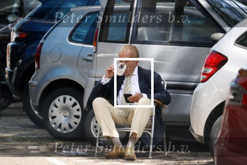 Amsterdam 20 juni 2020
Theo Hiddema op zijn klapstoel met mobieltje en koffietje zittend voor zijn huis