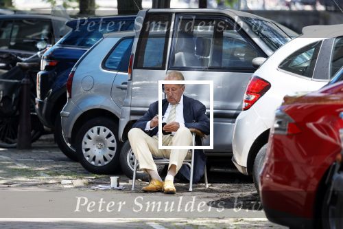 Amsterdam 20 juni 2020
Theo Hiddema op zijn klapstoel met mobieltje en koffietje zittend voor zijn huis