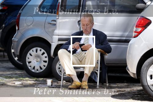 Amsterdam 20 juni 2020
Theo Hiddema op zijn klapstoel met mobieltje en koffietje zittend voor zijn huis