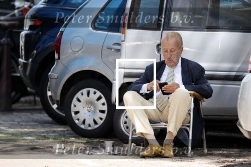Amsterdam 20 juni 2020
Theo Hiddema op zijn klapstoel met mobieltje en koffietje zittend voor zijn huis
