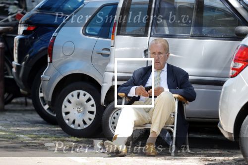Amsterdam 20 juni 2020
Theo Hiddema op zijn klapstoel met mobieltje en koffietje zittend voor zijn huis