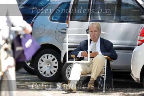Amsterdam 20 juni 2020
Theo Hiddema op zijn klapstoel met mobieltje en koffietje zittend voor zijn huis