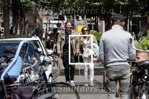 Amsterdam 28 juni 2020
Thomas v d Vlugt (stuk TV) met zijn vriendin in de Jordaan. Thomas loopt op krukken na operatie